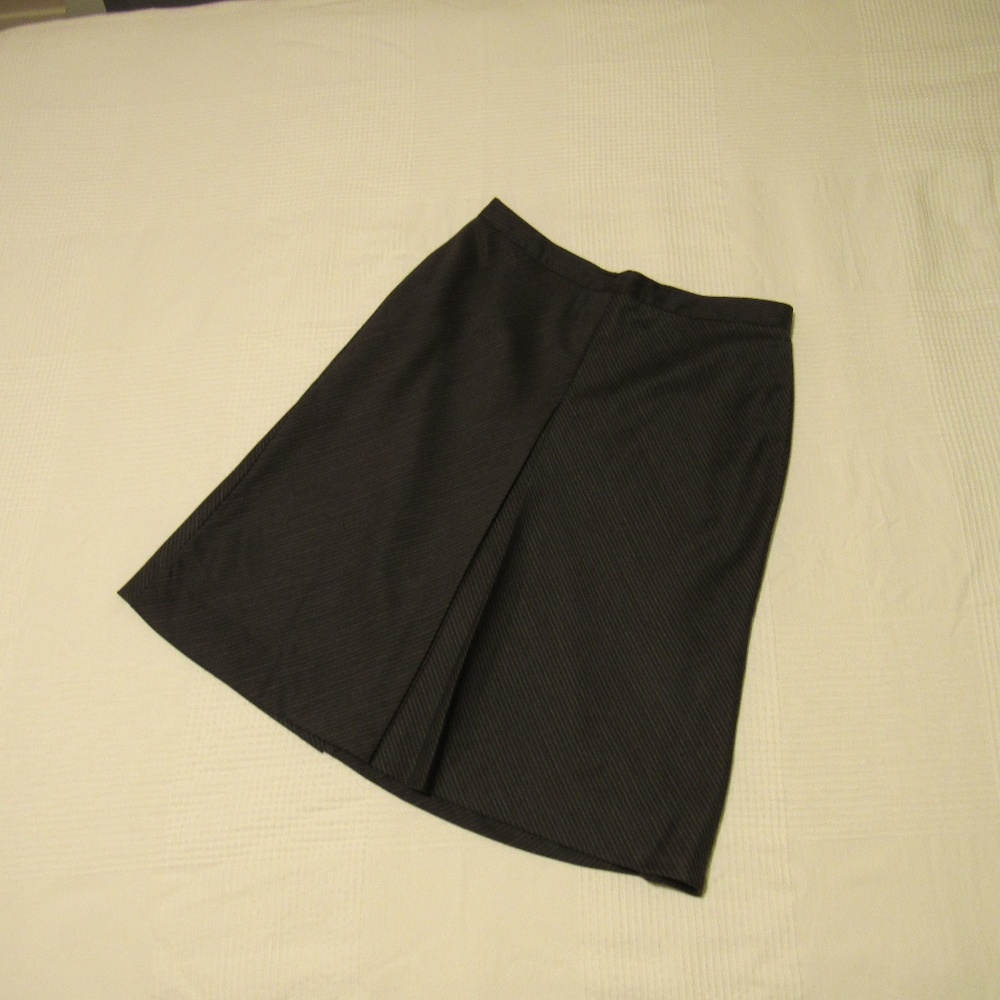 Fully-lined gray skirt with reverse pleat